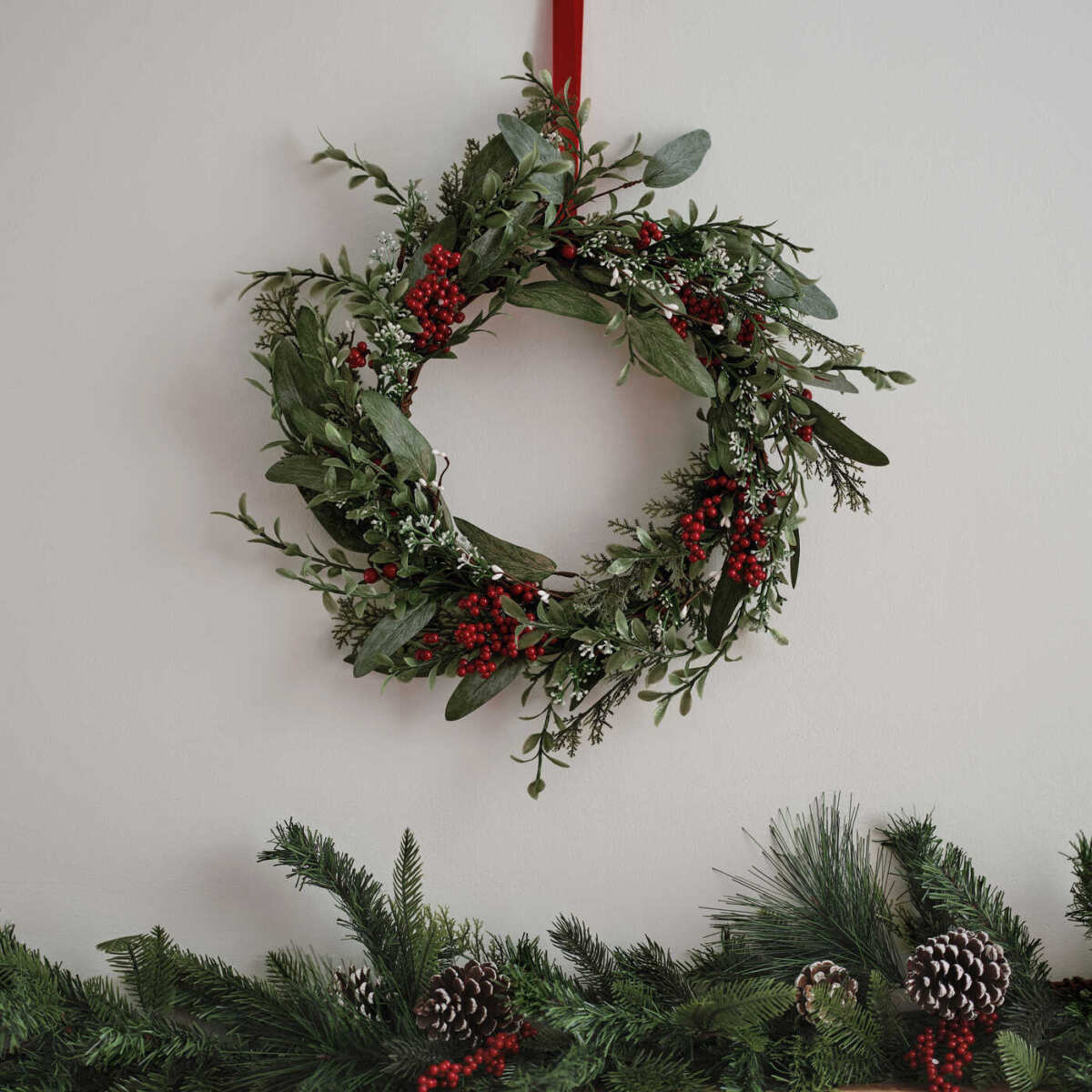 Foliage and Berry Christmas Napkin Rings - PartyEco